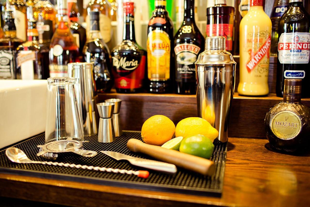 The Kings Arms Hotel Бицестер Екстериор снимка